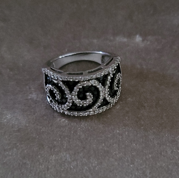 Beautiful Black and White Diamond Ring 💍 - Picture 6 of 6